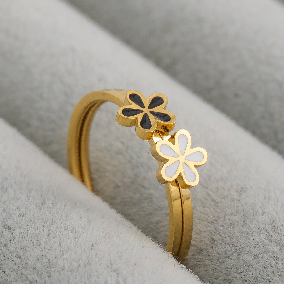 1 Set (2pcs) Minimalist Black and White Daisy Flower Stackable Ring Stainless Steel PVD Gold Plated Cincin Bunga Hypoallergenic