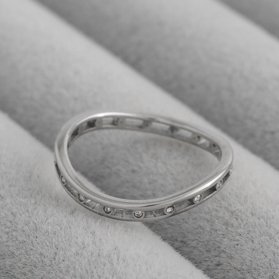 Minimalist Zirconia Line Band Ring Stainless Steel PVD Gold Plated Cincin Polos Lengkung Hypoallergenic