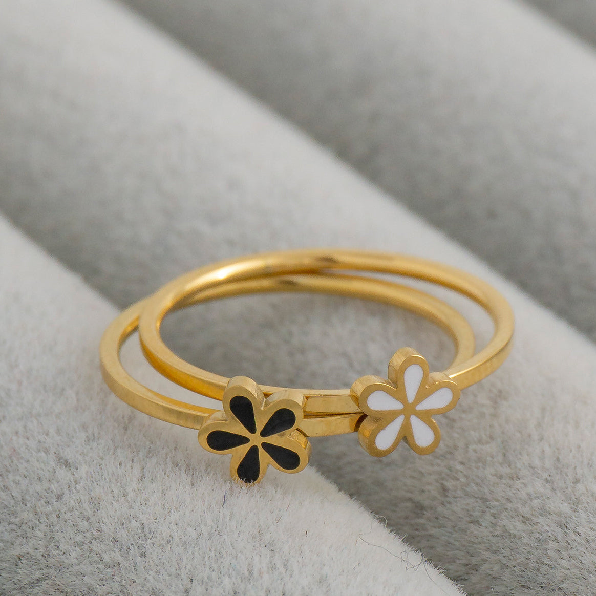 1 Set (2pcs) Minimalist Black and White Daisy Flower Stackable Ring Stainless Steel PVD Gold Plated Cincin Bunga Hypoallergenic