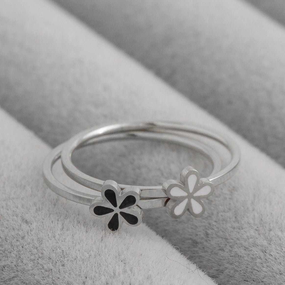1 Set (2pcs) Minimalist Black and White Daisy Flower Stackable Ring Stainless Steel PVD Gold Plated Cincin Bunga Hypoallergenic