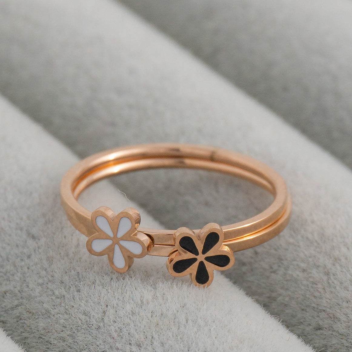 1 Set (2pcs) Minimalist Black and White Daisy Flower Stackable Ring Stainless Steel PVD Gold Plated Cincin Bunga Hypoallergenic