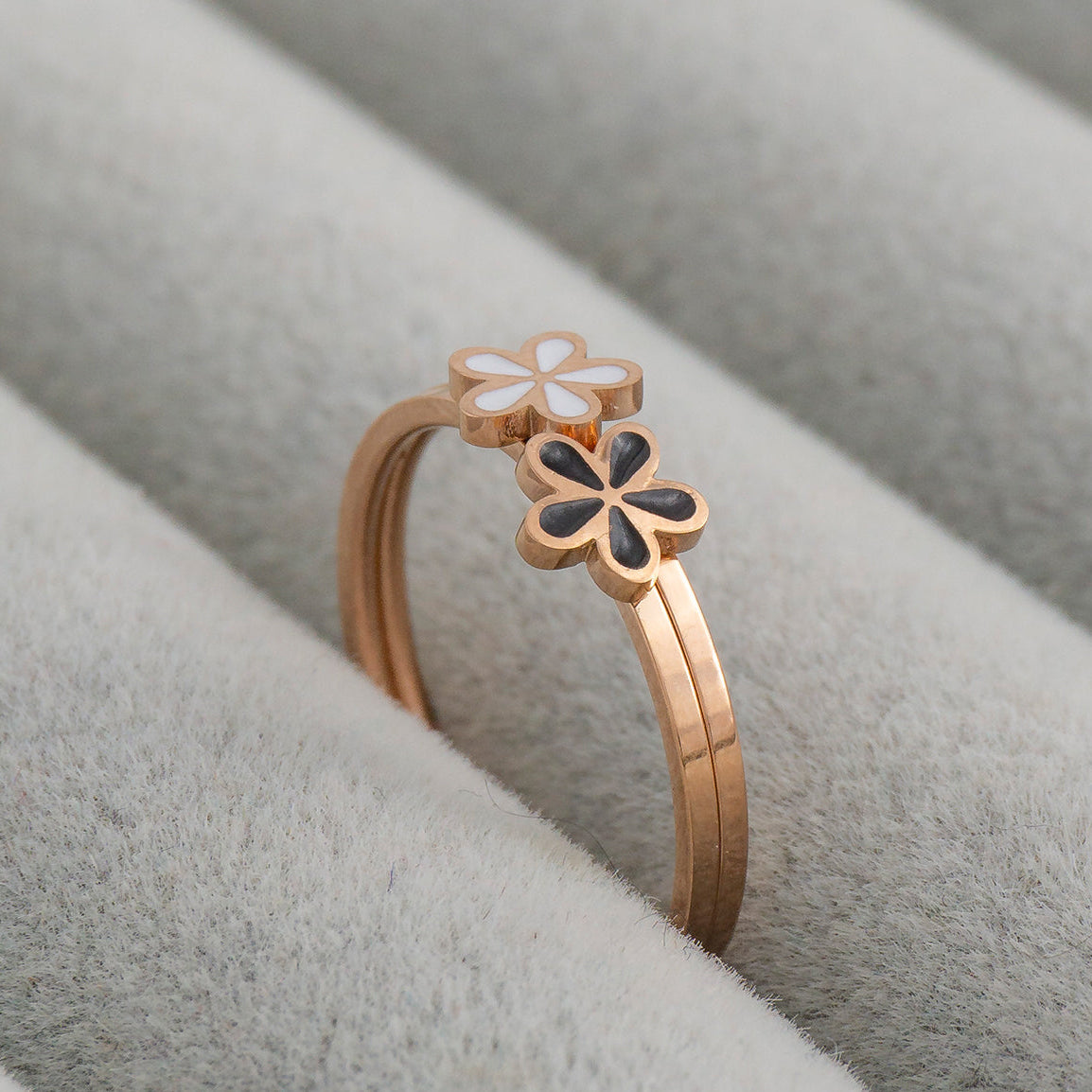 1 Set (2pcs) Minimalist Black and White Daisy Flower Stackable Ring Stainless Steel PVD Gold Plated Cincin Bunga Hypoallergenic