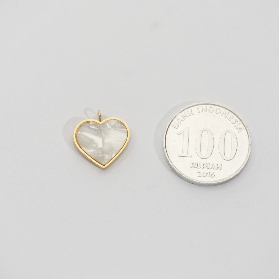 Minimalist Mother Of Pearl Heart Pendant Stainless Steel PVD Gold Plated Liontin Hati Minimalist Hypoallergenic
