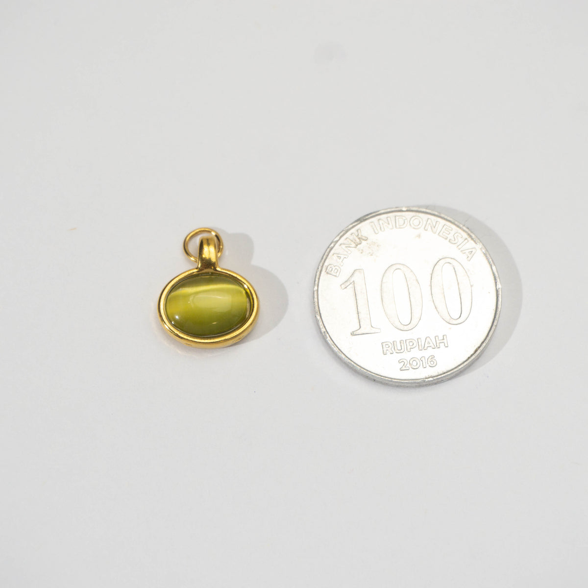 (14mm) Olive Green Oval Bezel Natural Gemstone Charm Stainless Steel PVD Gold Plated Liontin Batuan Elegan Hypoallergenic